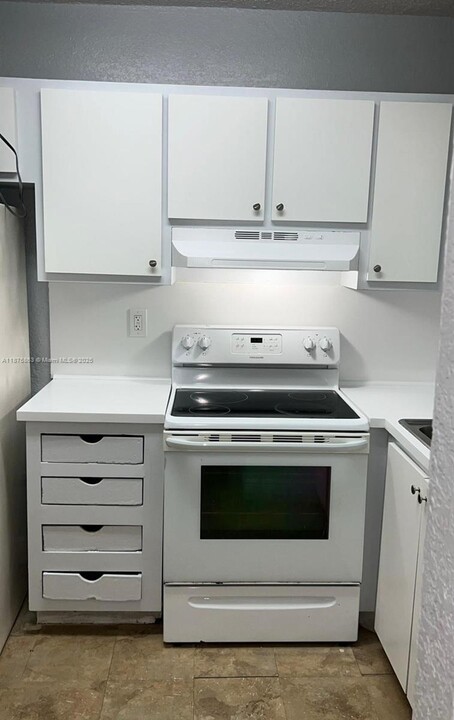 575 W 69th St in Hialeah, FL - Building Photo