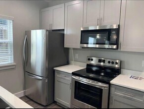 142 W 5th St-Unit -D in Kemah, TX - Building Photo - Building Photo