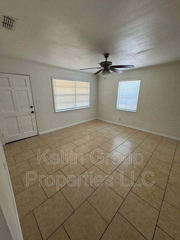 2027 37th St S in St. Petersburg, FL - Foto de edificio - Building Photo