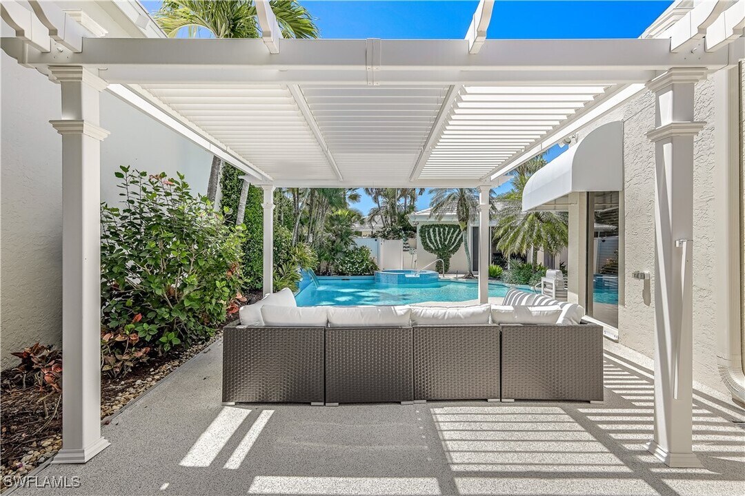 7968 Grand Bay Dr in Naples, FL - Building Photo