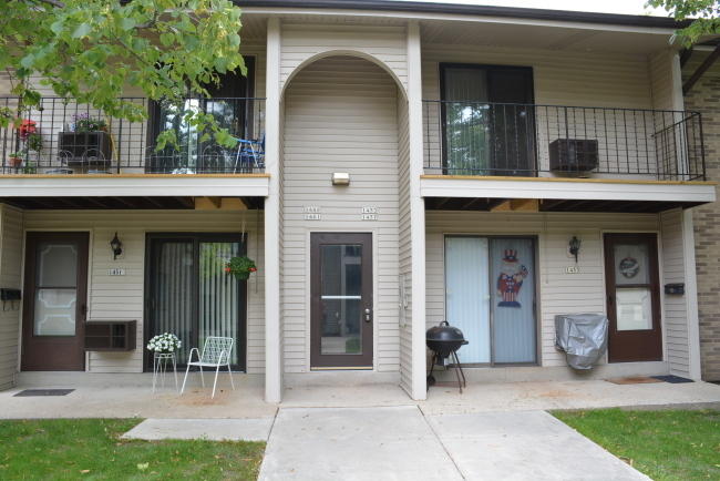1453 S Carriage Ln, Unit Upper in New Berlin, WI - Foto de edificio