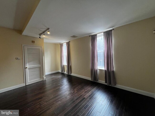 443 Fairmount Ave, Unit D in Philadelphia, PA - Foto de edificio - Building Photo