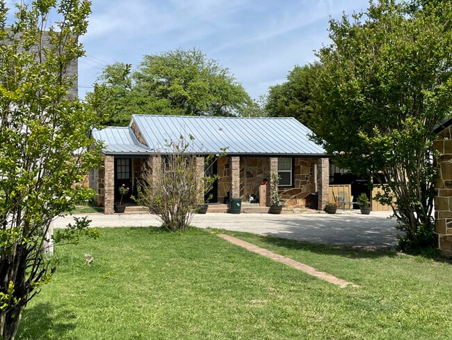 1201 E Wise St in Bowie, TX - Building Photo - Building Photo
