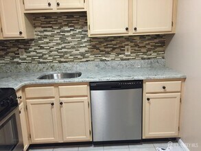 223 Waterford Dr in Edison, NJ - Building Photo - Building Photo