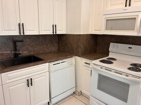 6501 Winfield Blvd in Margate, FL - Building Photo