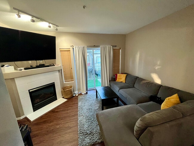 13940 SW Scholls Ferry Rd, Unit 104 in Beaverton, OR - Foto de edificio - Building Photo