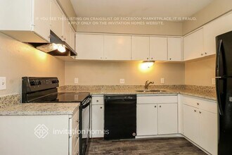 2212 Lavern St in Arlington, TX - Foto de edificio - Building Photo