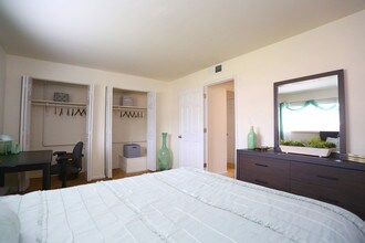 Emerald Point Apartments & Townhomes in Virginia Beach, VA - Foto de edificio - Building Photo