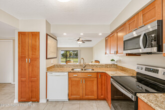 2125 Golf Isle Dr in Melbourne, FL - Foto de edificio - Building Photo