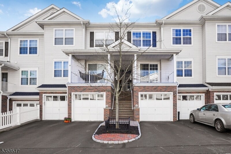 215 Sheffield Ct in Denville, NJ - Building Photo