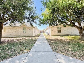 2208 W Candlelight Ln in Edinburg, TX - Building Photo - Building Photo