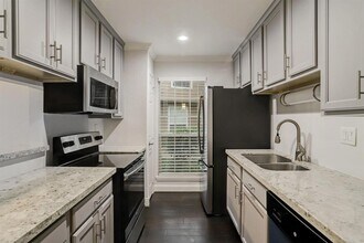 1880 White Oak Dr in Houston, TX - Building Photo - Building Photo