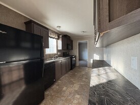 12 E Manor St in Oxford, MI - Building Photo