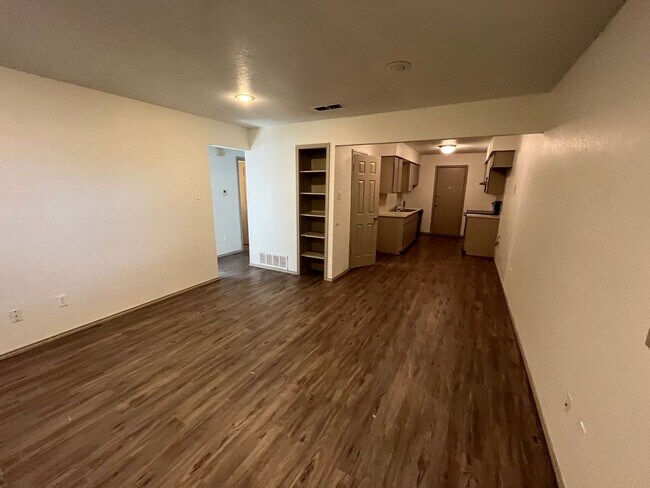 8202 Vernon Ave-Unit -B in Lubbock, TX - Building Photo - Building Photo