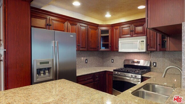 8600 Tuscany Ave in Los Angeles, CA - Foto de edificio - Building Photo