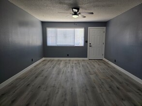 3240 Michael Way in Las Vegas, NV - Foto de edificio - Building Photo