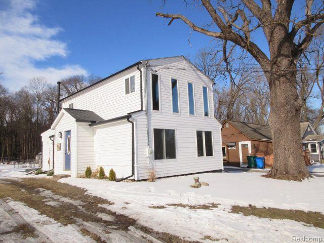 3486 Newton Rd in Commerce Township, MI - Building Photo