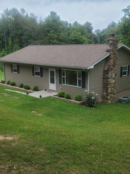 11364 Countyline Rd NE in Bent Mountain, VA - Building Photo