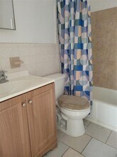 3931 NW 30th Ter, Unit 3 in Lauderdale Lakes, FL - Foto de edificio - Building Photo