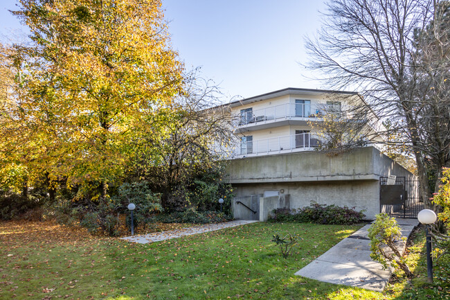 Bridgeport Court in Richmond, BC - Building Photo - Building Photo
