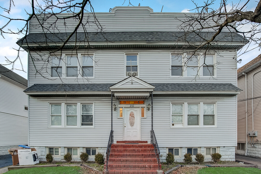 210 W Price St in Linden, NJ - Building Photo