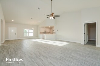 6148 Hellman Ave in Ft. Myers, FL - Foto de edificio - Building Photo