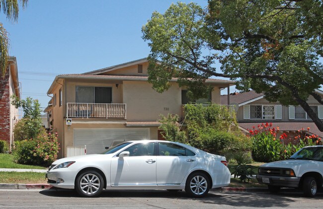 730 E Tujunga Ave in Burbank, CA - Foto de edificio - Building Photo