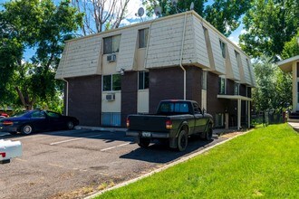 6215 Dover St in Arvada, CO - Foto de edificio - Building Photo