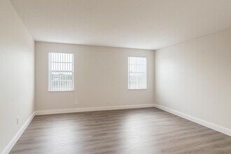 537 S Sequoia Dr in West Palm Beach, FL - Building Photo - Building Photo