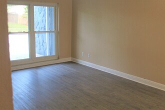 205 Regal Park Dr in Valrico, FL - Building Photo - Building Photo
