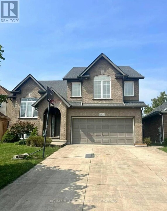 6871 St Michael Ave in Niagara Falls, ON - Building Photo