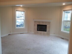 102 NW Fall Run Dr in Grants Pass, OR - Building Photo - Building Photo