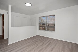 1410 S Elizabeth Ave, Unit 204 in Kirbyville, TX - Building Photo - Building Photo