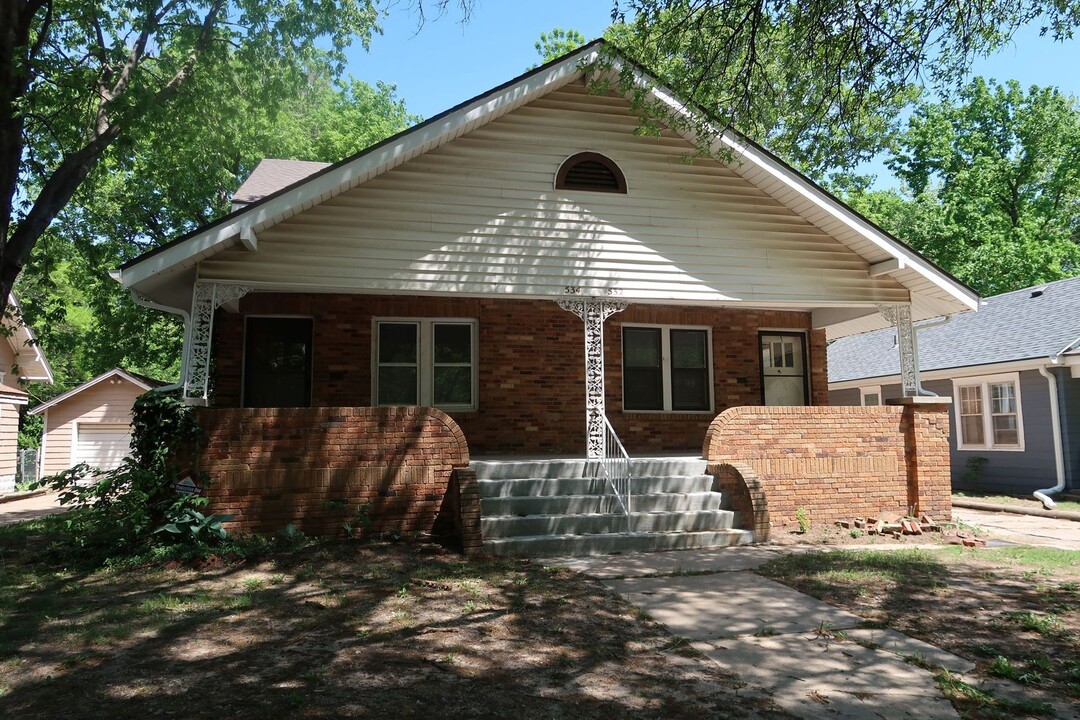 534 N Crestway St in Wichita, KS - Foto de edificio