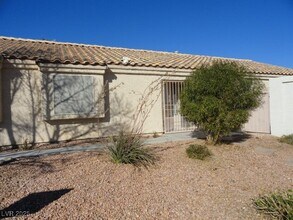 2050 Club Crest Way in Henderson, NV - Building Photo - Building Photo