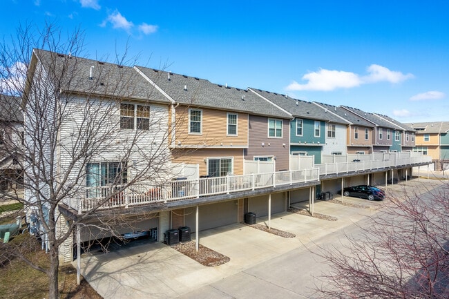 Glenstone Trail Condominiums in Grimes, IA - Foto de edificio - Building Photo