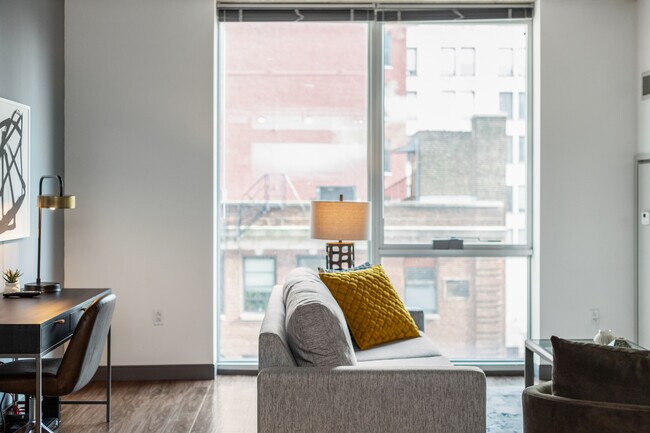 601 W Jackson Blvd, Unit 612 in Chicago, IL - Building Photo - Building Photo