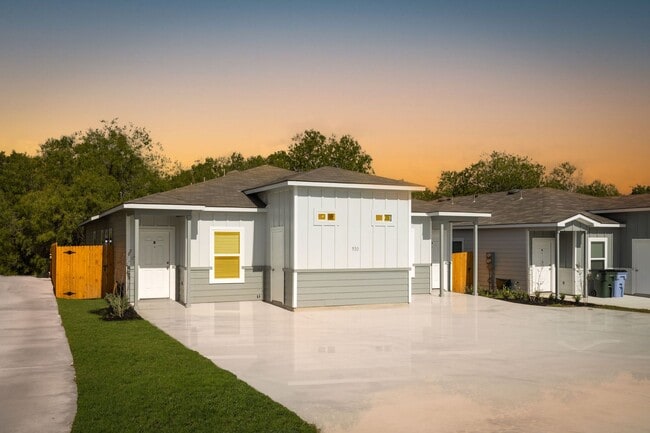 property at 926 Country Club Dr