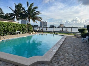 2250 Bay Dr in Miami Beach, FL - Building Photo - Building Photo
