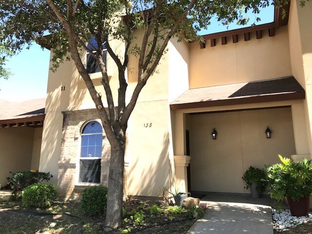 10706 International Blvd in Laredo, TX - Foto de edificio