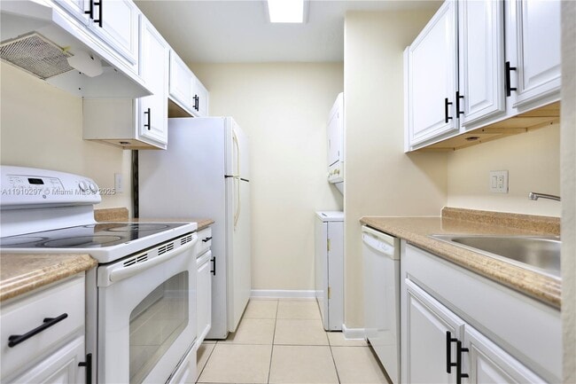 10016 Twin Lakes Dr in Coral Springs, FL - Building Photo - Building Photo