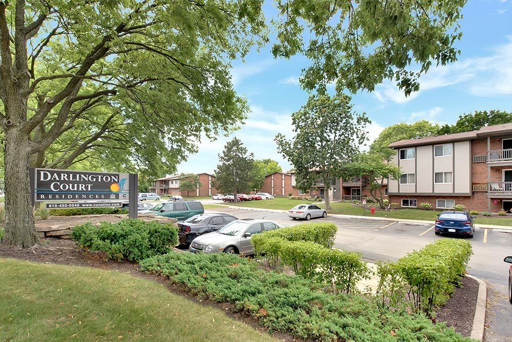 Darlington Court Apartments in Crystal Lake, IL - Building Photo