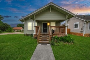 201 W Pitts Ave in Pasadena, TX - Building Photo