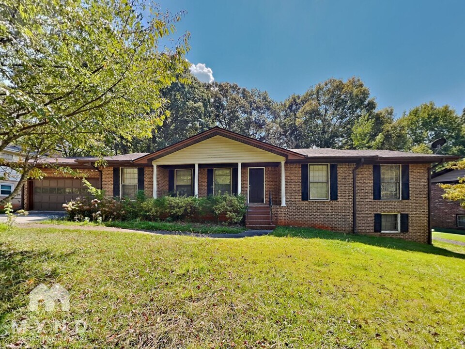 2121 W Chester Cir SE in Conyers, GA - Building Photo
