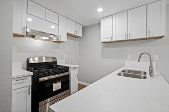 8601 International Ave, Unit 122 in Canoga Park, CA - Building Photo - Building Photo