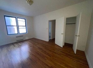 74-10 35th Ave in Queens, NY - Foto de edificio - Building Photo