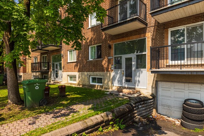 6431-6441 Dagenais Rue in Montreal Nord, QC - Building Photo - Building Photo