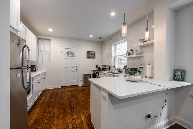 2723 W Logan Blvd, Unit 1 in Chicago, IL - Building Photo - Building Photo
