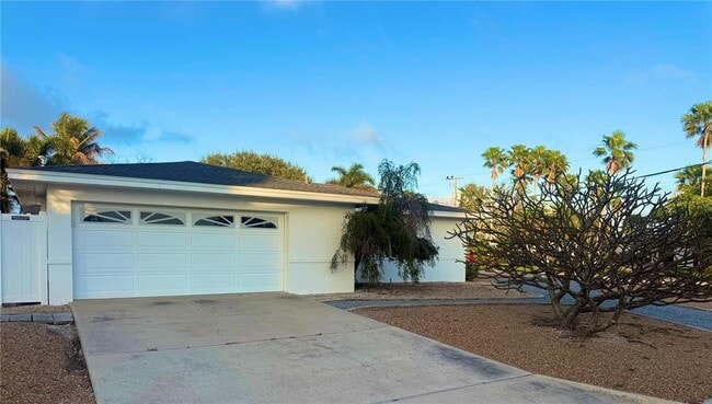 2100 E Vina Del Mar Blvd in St Pete Beach, FL - Building Photo - Building Photo