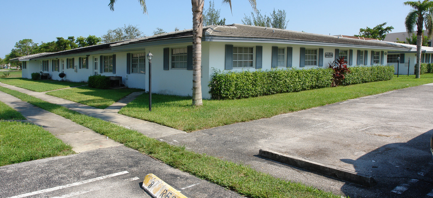 Spring Aire Apartments in Coral Springs, FL - Building Photo